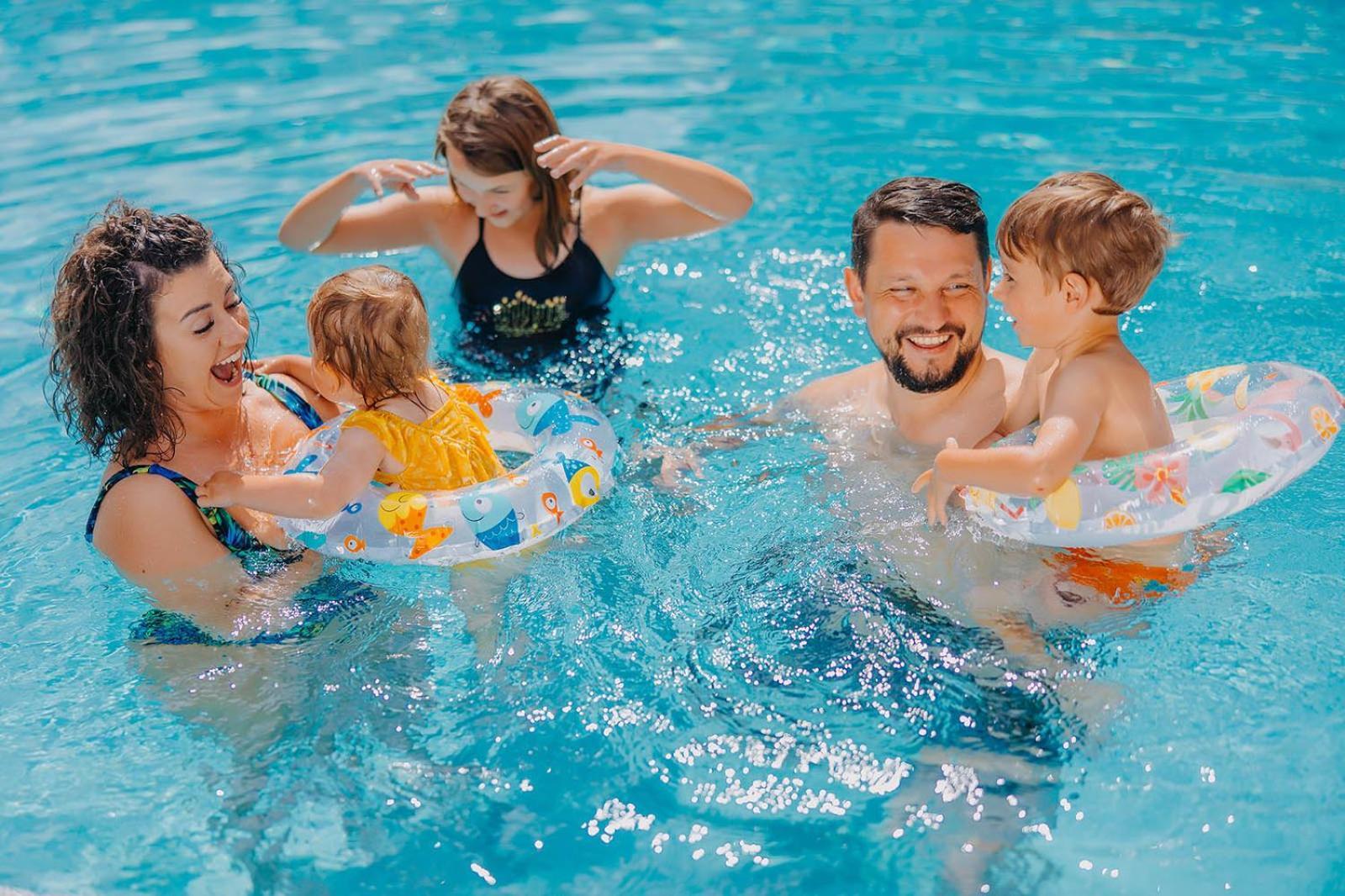 Platinum Mountain Hotel&Spa Szklarska Poręba Exterior foto Family in a swimming pool